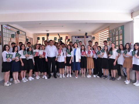 Məktəb məzunlarına attestatlar verilir -  FOTOLAR