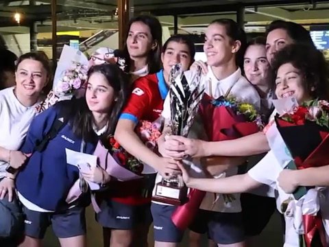 Avropa çempionu olan millimiz hava limanında... -Təntənəli qarşılanma+Video