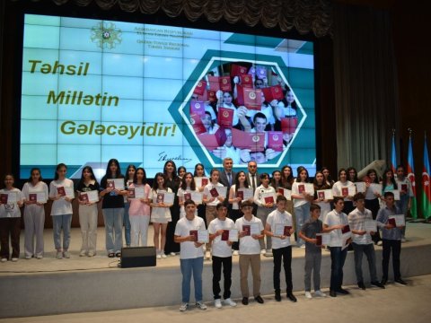 Fərqlənmə attestatlarının təqdimat mərasimi keçirilib