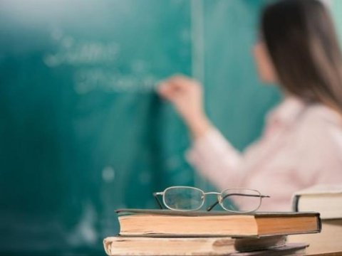 Müəllim “vakansiya gizlədilir” deyir, İdarə isə təkzib edir    