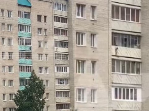 Azyaşlı yeddinci mərtəbədən asılı qalıb