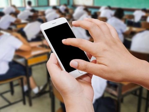 Türkiyədə məktəbə telefonla gəlmək qadağan olundu