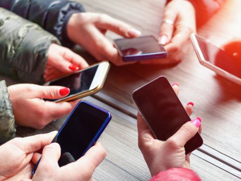 Valideynlərə çağırış:  “Övladlarınızı təhsildən yayındıran bahalı telefonlardı”