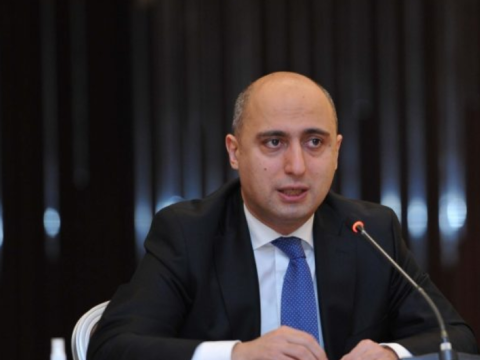 Nazir: ...Abituriyent bir səhifəlik esse yaza bilmir