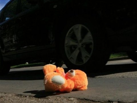 Avtomobil məktəblini vurub