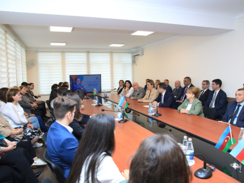 Nizami rayonunda təhsillə bağlı dəyirmi masa keçirilib 