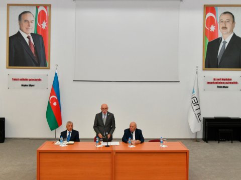 Yeni rektor kollektivə təqdim olunub