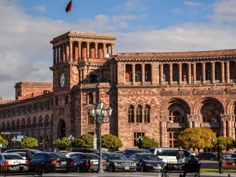 Ermənistanda valideynlər və məktəblilər etiraz aksiyası keçirib