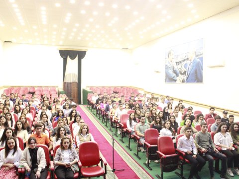MDU - da magistrantlarla görüş keçirilib