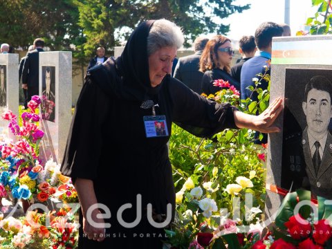 Məzar başında gözüyaşlı qalanlar - Anım günündən FOTOREPORTAJ