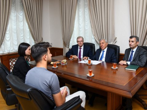 Rektor şəhid ailələrinin üzvləri olan tələbələrlə görüşüb