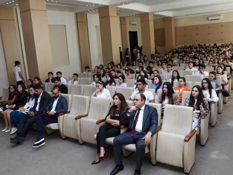 Peşəkarlar tələbələrlə təcrübələrini bölüşüblər