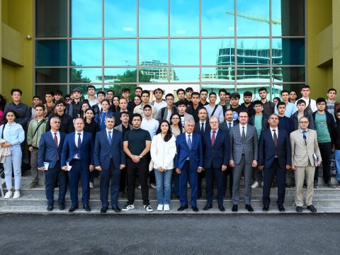 Rektor yüksək bal toplayan tələbələrlə görüşüb