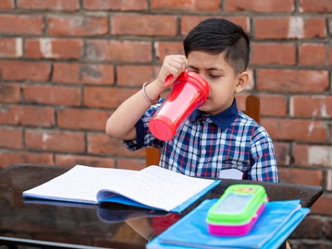 Şagirdlər üçün təhlükə! - “Onları öz xoşumuzla zəhərləyirik”