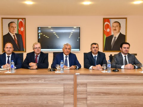 Rektor oğlanlar yataqxanasında yaşayan tələbələrlə görüşüb