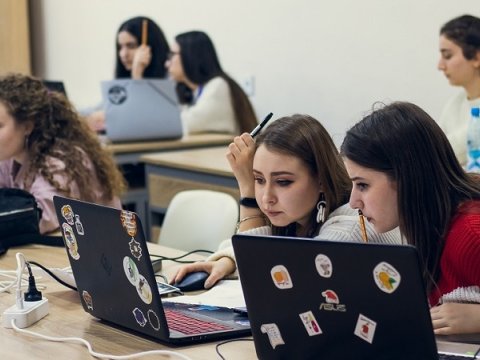 Son dörd ildə AzMİU-ya 2987 qız tələbə daxil olub