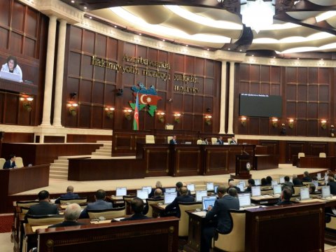 Bu təhsil müəssisəsinə qəbul ediləcək şəxslərlə müqavilə bağlanılacaq