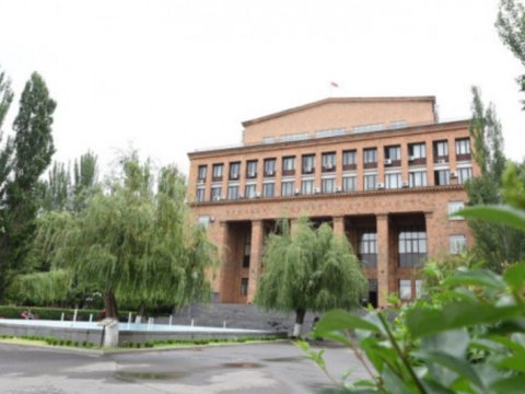 Ermənistanda universitetdə partlayış olub, ölən və yaralananlar var