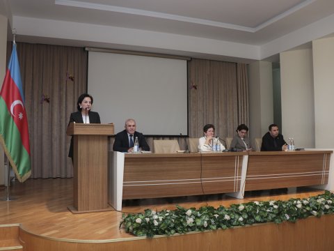 Rektor birinci kurs tələbələri ilə görüşüb