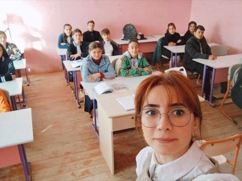 Uzaq məsafə qət edən “Fədakar müəllim” : “Bəzən piyada getməli oluram”  