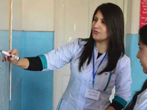 “Örnək müəllim” biologiya dərsində şagirdlərə təcrübə keçib - FOTOLAR