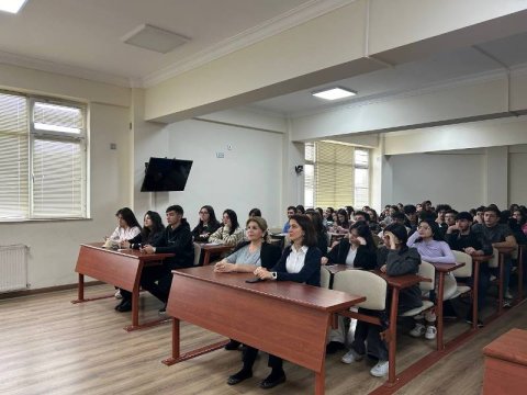 İstanbul Universitetinin dosenti UNEC-də tələbələrə dərs keçib