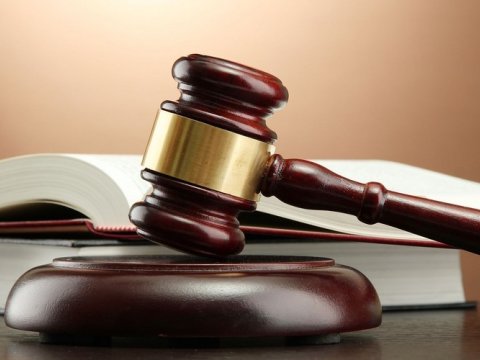 Keçmiş məktəb direktoru məhkəmə zalında həbs olunub