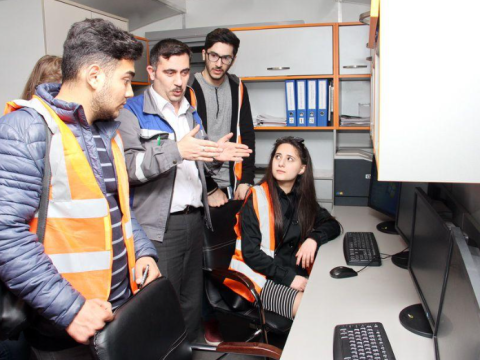 “Tələbələr istehsalat təcrübəsinə barmaqarası baxır”
