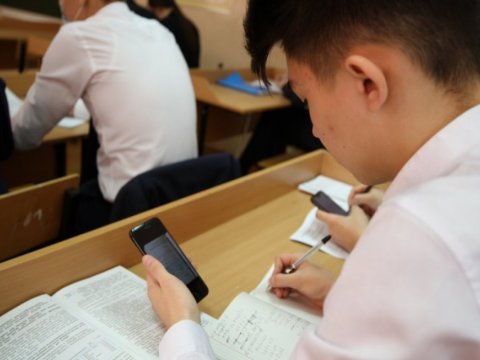 Rusiya məktəblərində telefondan istifadə qadağan edilir