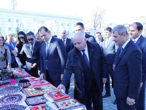 LDU-nun müəllimləri “Beynəlxalq əlilliyi olan şəxslər günü” ilə bağlı xeyriyyə sərgisində...