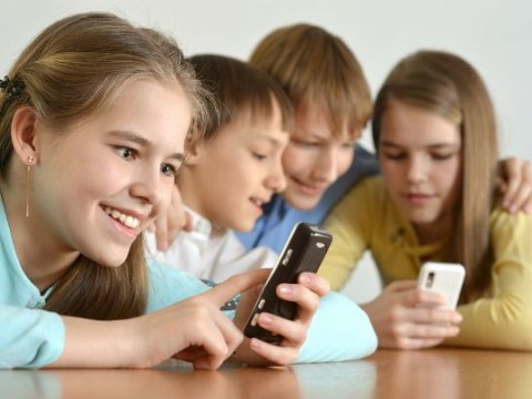 Valideynlər üçün SOS: Övladlarınızı ağıllı telefonlar “tərbiyə edir”