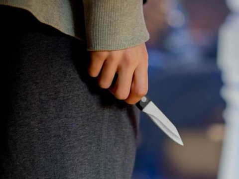 13 yaşlı yeniyetmə özünü bıçaqlayıb