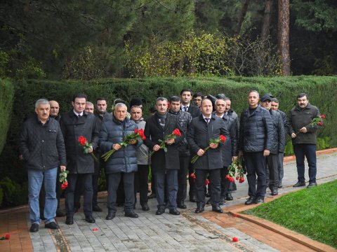 BMU-nun kollektivi Fəxri xiyabanı ziyarət edib