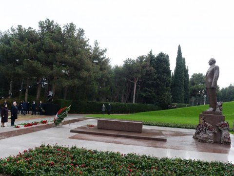 Məmurlar Ulu Öndərin xatirəsini yad etdilər