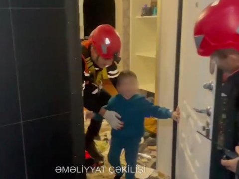 Bağlı qapı arxasında qalan 3 yaşlı uşaq belə xilas edildi - VİDEO