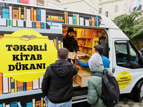 UNEC-də kitab-satış yarmarkası keçirilib