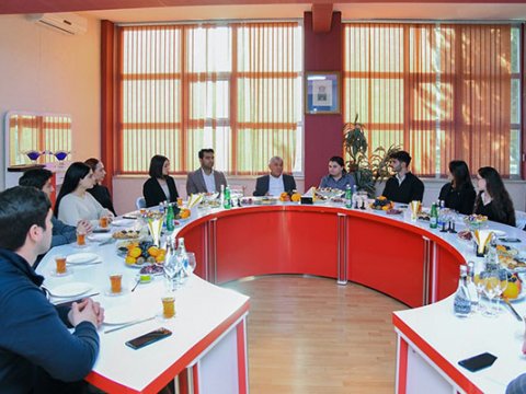 BMU-nun rektoru universitetin fəal tələbələri ilə görüşüb