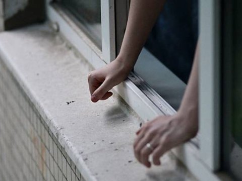 Rusiyada sərxoş ata bir yaşlı qızını beşinci mərtəbədən atdı