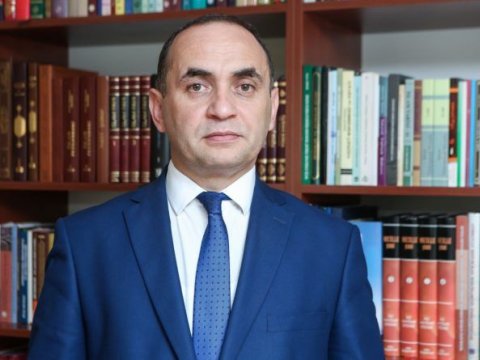 Direktor kişi olmalıdır, yoxsa qadın? – Deputatdan iddialara CAVAB