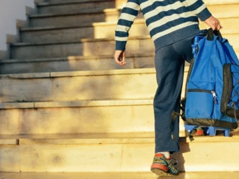 Ağır çantanın fəsadları: “Şagirdlərdə xəstəlik yaradır”