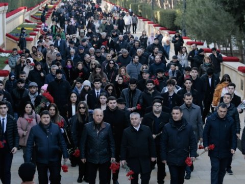 UNEC kollektivi Şəhidlər xiyabanını ziyarət edib 