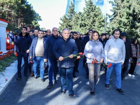 AzTU kollektivi Şəhidlər xiyabanını ziyarət edib