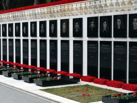 DİM-in kollektivi Şəhidlər xiyabanını ziyarət edib