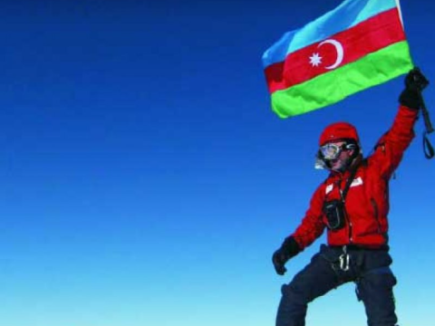 Vinson dağına Azərbaycan bayrağını sancan ilk insan