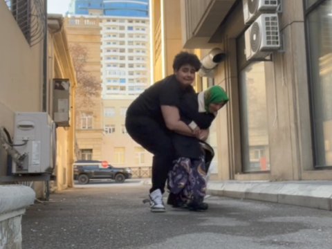 Yaşlı qadını qucağına alan yeniyetmə ilə bağlı araşdırma aparılır