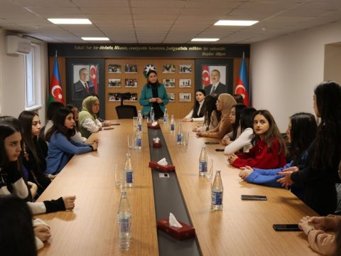 Bağçalarda könüllülük fəaliyyətinə dair tələbələrlə görüş keçirilib  