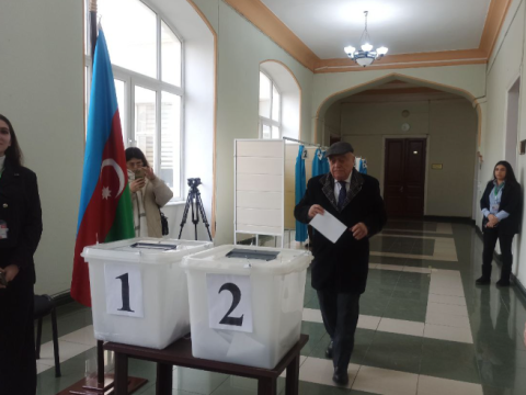 DİA-nın rektoru səsvermədə iştirak edib - FOTO