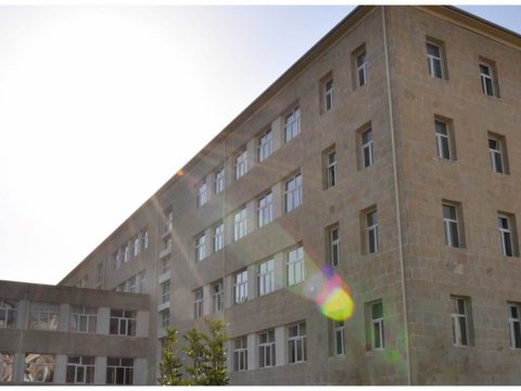 İbtidai sinif şagirdi ilə kobud davranan müəllimə töhmət verilib