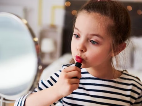 Məktəbli qızların dərsə makiyajla gəlməsi psixoloji PROBLEMDİR