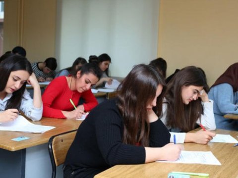 Bu gün abituriyentlər qəbul imtahanı üzrə sınaq imtahanı verirlər  